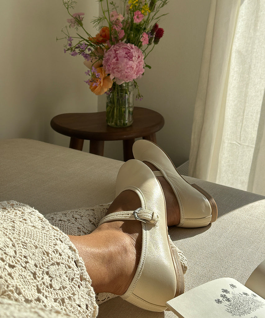 ROSLYN BALLET FLATS CREME LEATHER | Dolce Vita