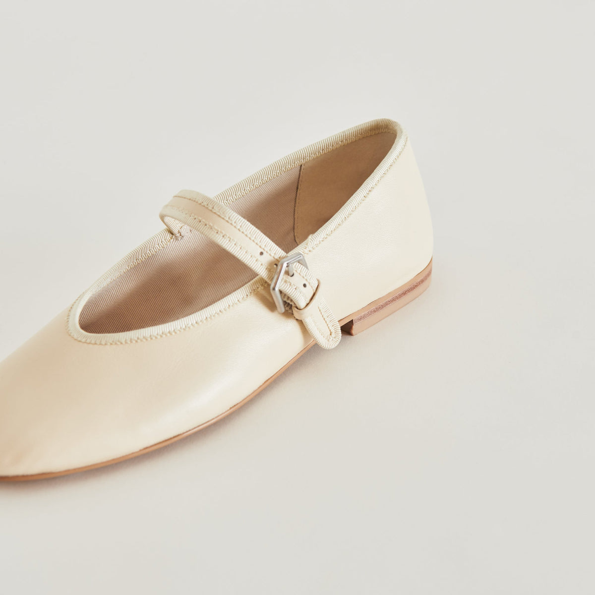 ROSLYN BALLET FLATS CREME LEATHER | Dolce Vita