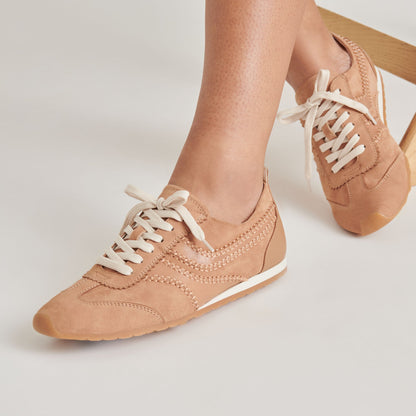 DELANY SNEAKERS TOFFEE NUBUCK | Dolce Vita